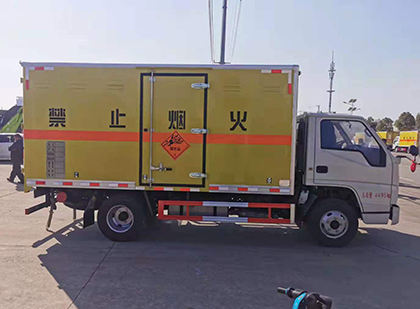 桦甸爆破器材运输车工人安全操作规范与智能技术保障